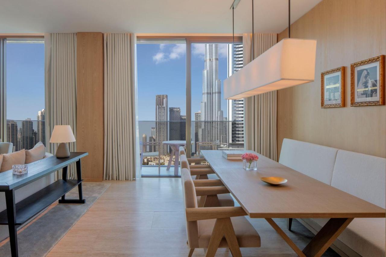The Dubai Edition Экстерьер фото A dining room at The Ritz-Carlton, Downtown, Dubai