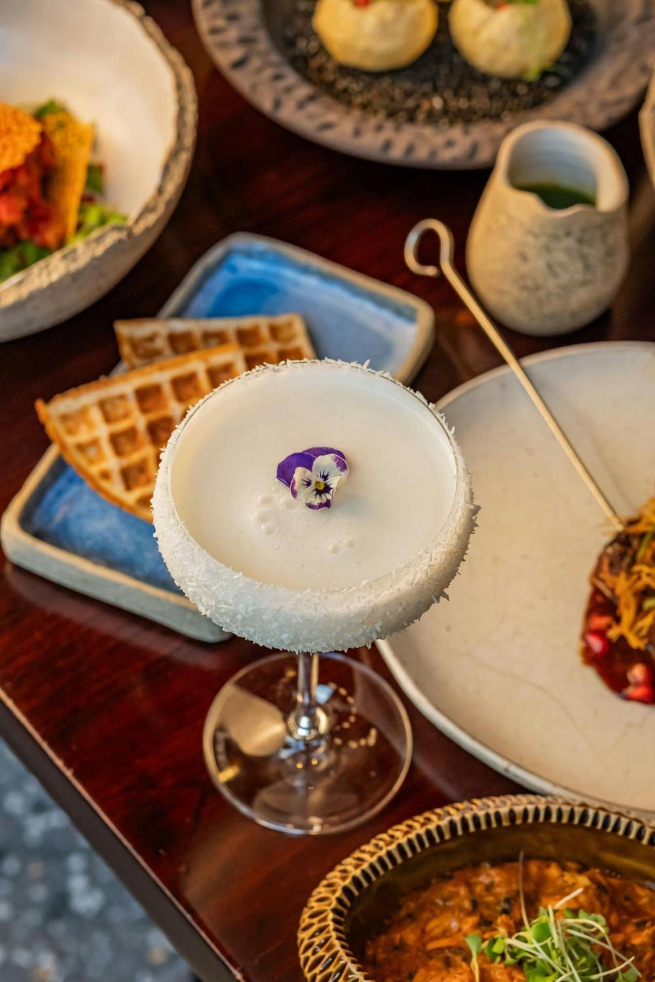 The Dubai Edition Экстерьер фото A cocktail at the restaurant